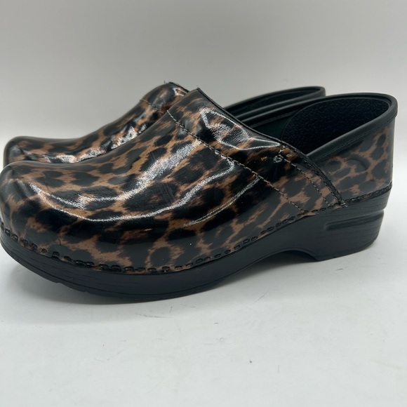 Dansko Brown Leopard Shoes Women's Comfort Clogs 39 Patent Leather  Nursing Y2K - Picture 2 of 8